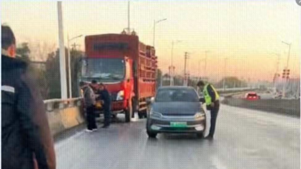 芜湖多车连撞真相发酵！夜间洒水遇0℃低温结冰，交警实锤原因