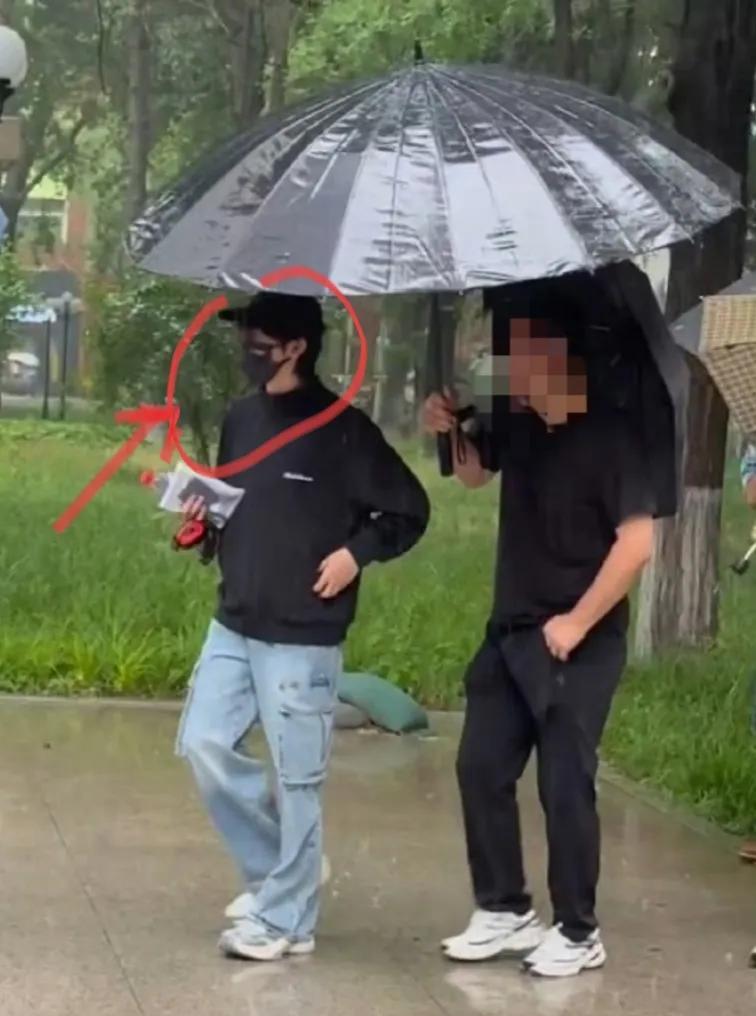 顶流爱豆现身考场，贺峻霖这次英语四级能过吗？
这次和千万考生一起参考，希望好运可