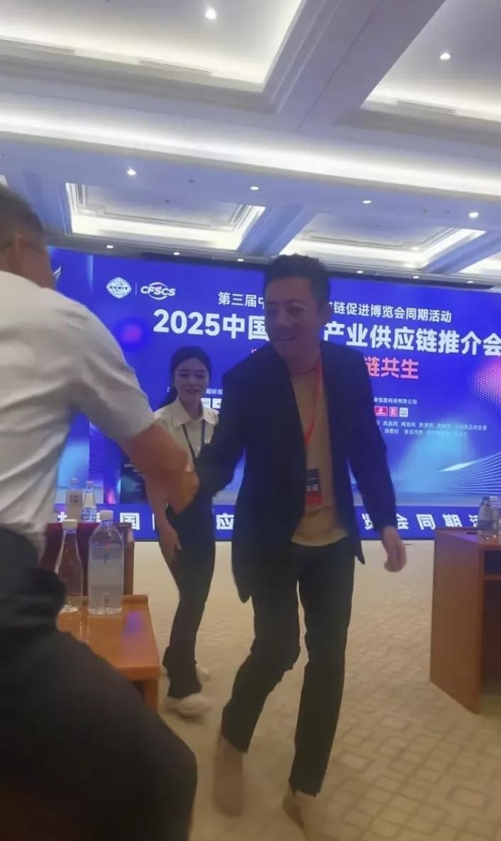 汪小菲这人吧，哪儿都好，就是有个毛病——太软了！  
S家为啥总揪着他不放？还不