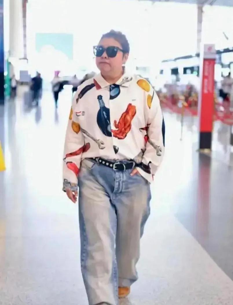 韩红真酷！好像是一位豪放仗义的中年男性。
其实韩红内心是很细密的，就像她很多歌曲