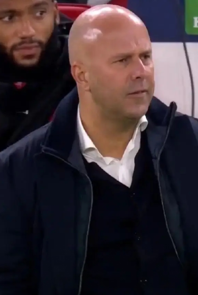 滕哈格抽了三包烟也想不明白
在荷甲时斯洛特被自己压得死死的
荷甲历届冠军
201