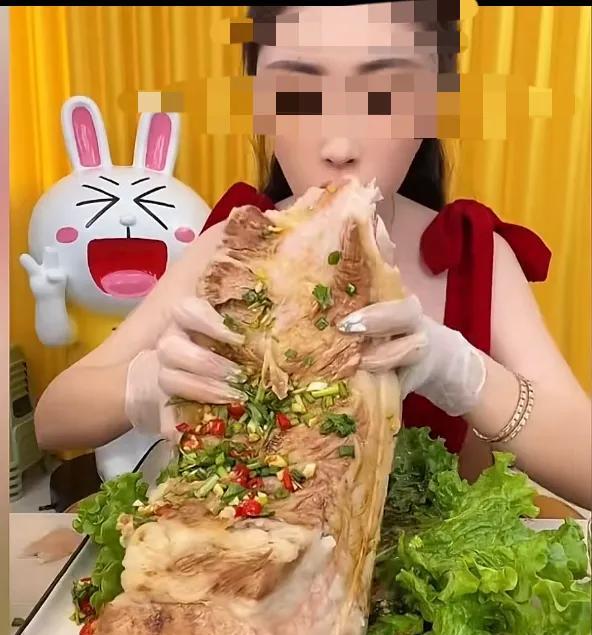 发现吃播的视频好多人看，主播们大快朵颐啥都能吃下去。不知道这样的视频存在的意义是