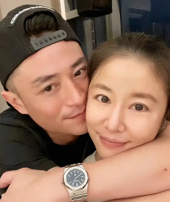 林心如度假晒黝黑仍秀美照 与霍建华碰杯超幸福