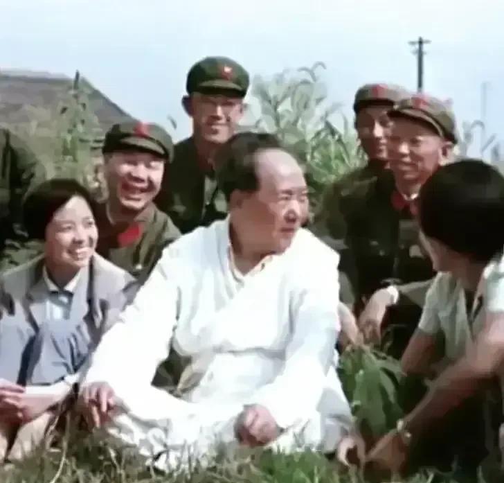 毛主席穿着那身白色的衣服，往草地上一坐，就跟咱普通老百姓没啥两样。他身边围了一群