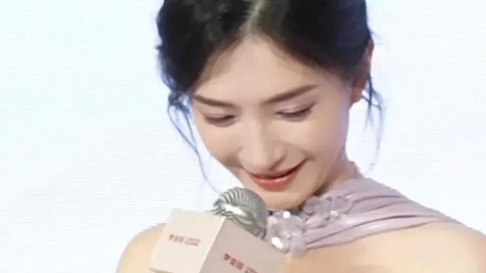 江疏影戴的金饰真好看，月薪3500的我，要不要花两万买金镯子？