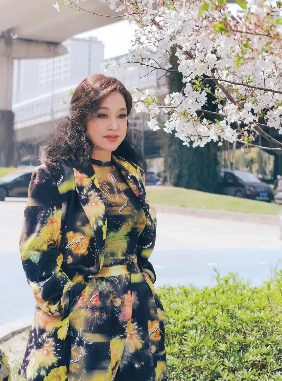 73岁刘晓庆发文：愿时光温柔 故人长安 。庆奶一如既往的美！别人是扮演大女主，您