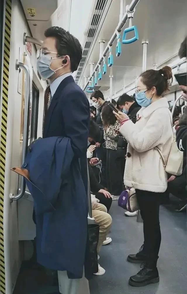 每天上下班坐地铁，总会一件让人心有余悸的恐惧！
主要是车厢里味道太难味，有放屁的