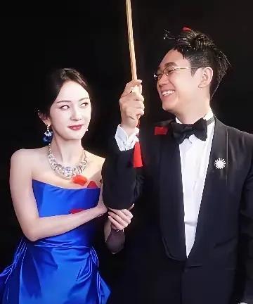 又不是跟杨幂结婚，大鹏有必要笑得这么像新郎吗？再说了，他大鹏大小也算是个人物，怎