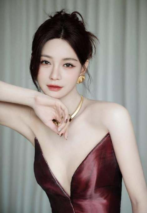 沈梦辰的这一套妆造，也是相当的可以了，很喜欢！ ​​​