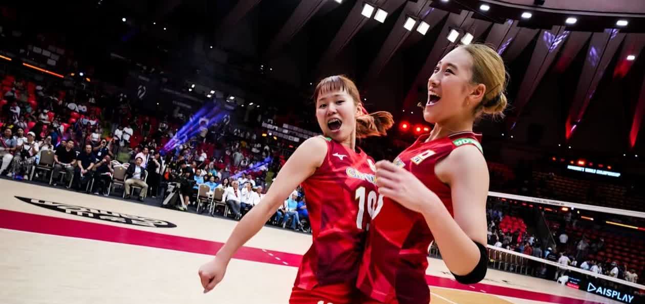 今天，老公和我打赌说：日本女排世锦赛会夺牌。我说：绝对不可能。然而老公在那边头头