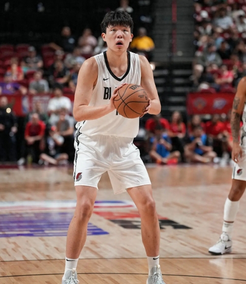 据某吧报道，杨瀚森接受ESPN专访，期间谈到了在美国打球与在中国打球的不同。
“