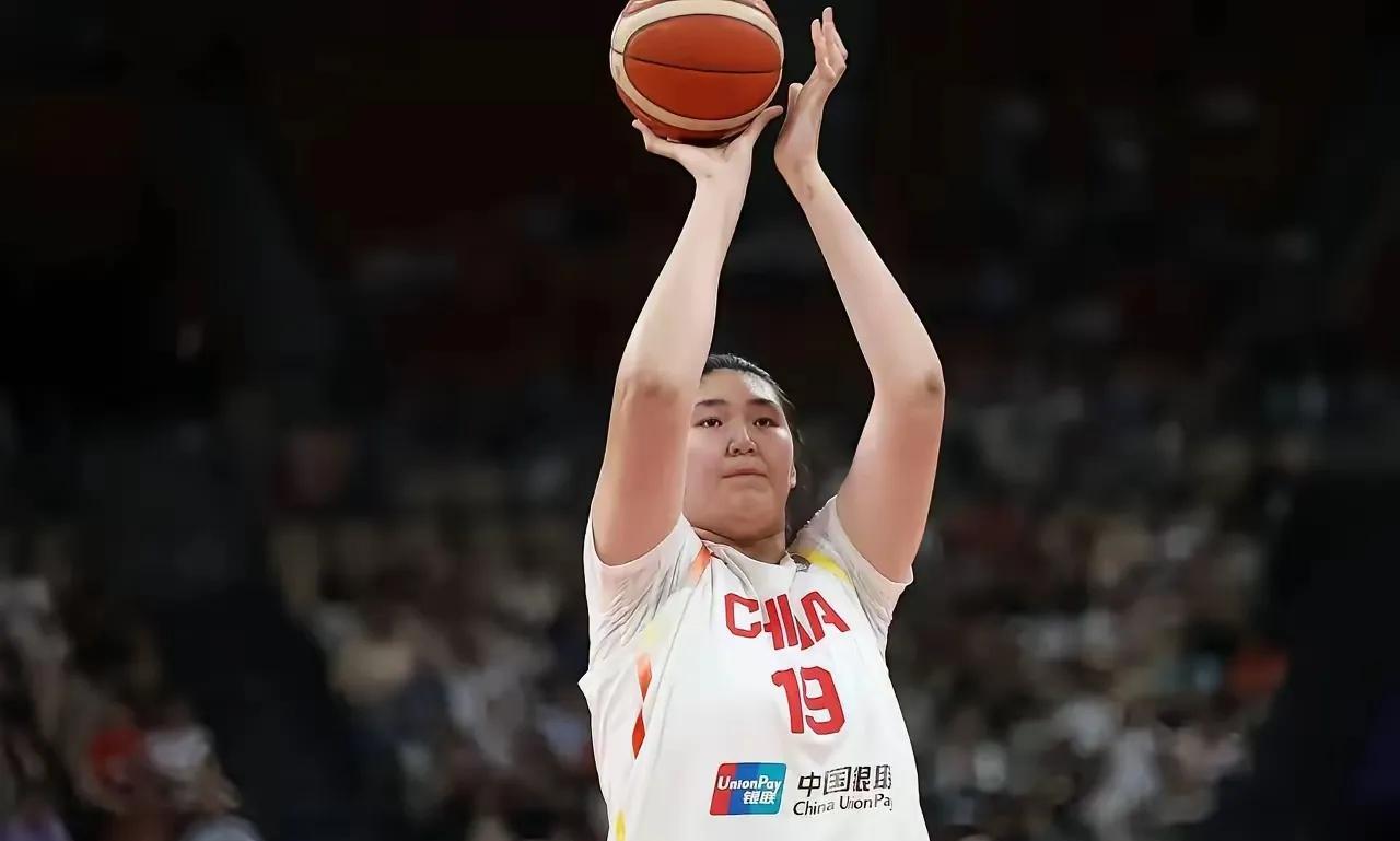 我们应该客观地看待中国女篮与日本女篮的这场比赛，不应该带有任何感情色彩地认为，输