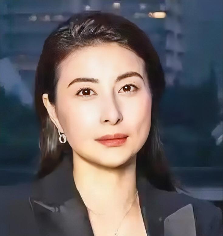 郭晶晶又多了个新身份！霍启仁结婚啦，新娘不是陈若琳，是个叫南风的泰国姑娘，比他小