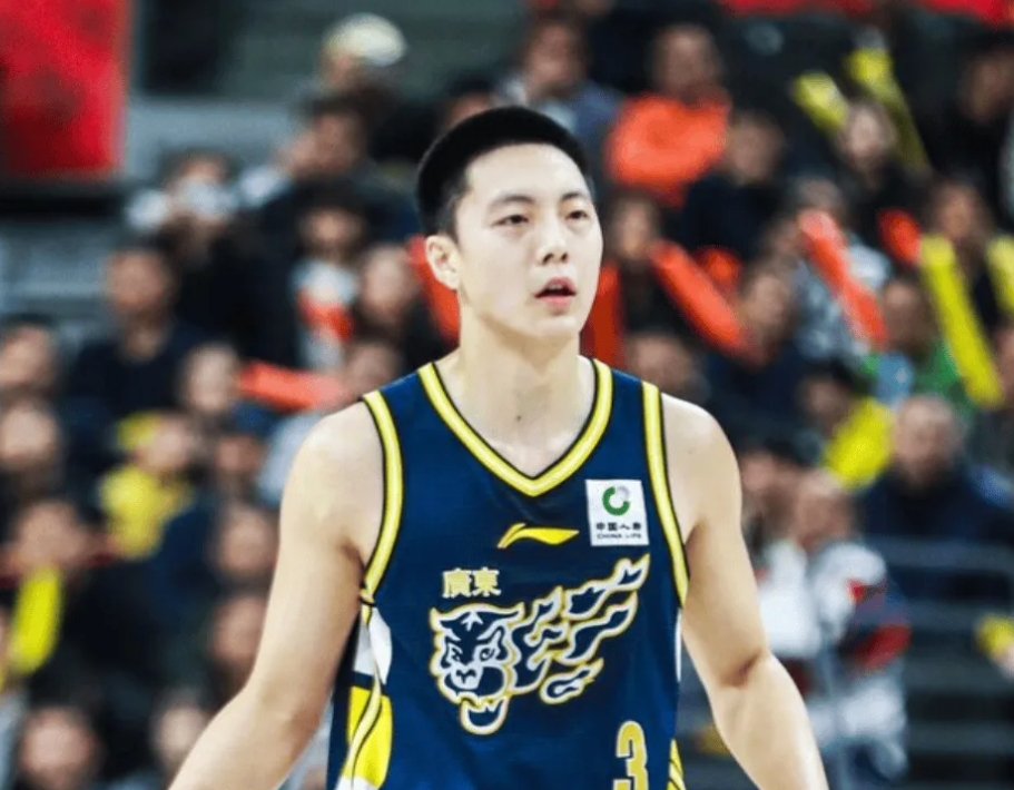 CBA常规赛，浙江加时88-87战胜广东。
广东球员胡明轩出战36分钟，投篮11