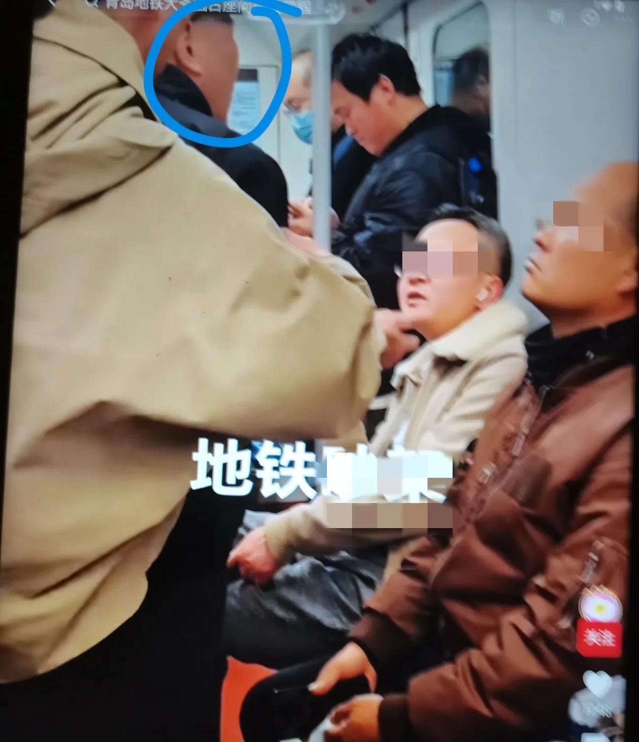 地铁上挤满了人，一大爷对门边座位的男子比划，示意对方让座：哎！你起来好吗？遭对方