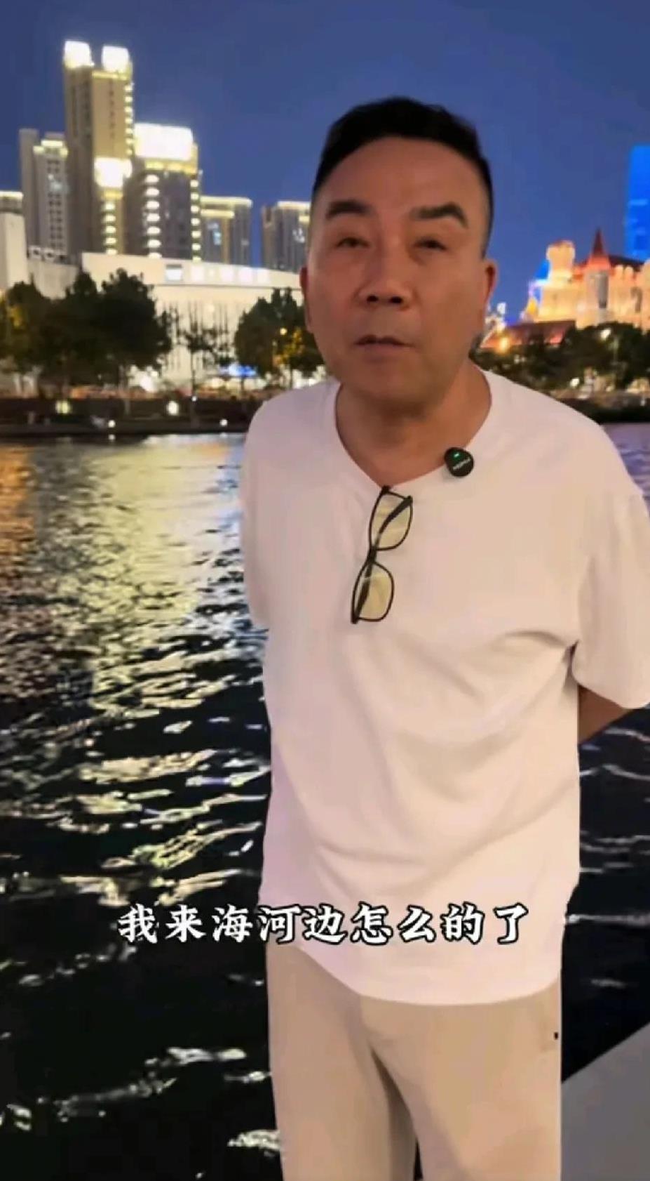 #相声界恩怨情仇# 杨议：今天晚上，我就在海河边直播。
昨天晚上，杨议在直播的时