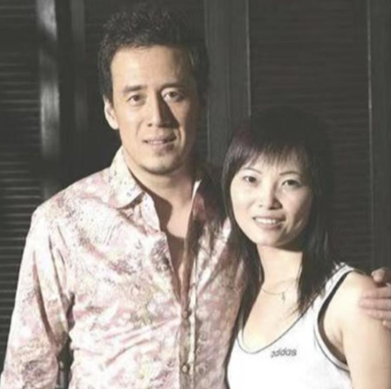 1996年，白雪宣布和杨坤分手，临别前，她扯下脖子上的项链递给杨坤，说道：“留个