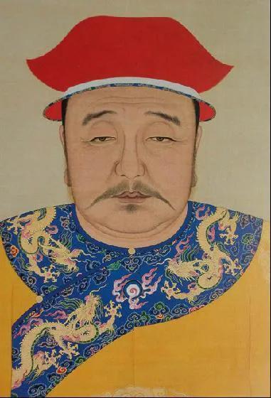 皇太极这人也是厉害，上面有一堆哥哥，下面一堆弟弟，老妈早早就没了，又没有同母兄弟
