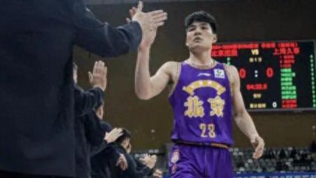 龙狮完成新赛季首场NBA季前赛，陈国豪表现抢眼，国手李祥波低迷