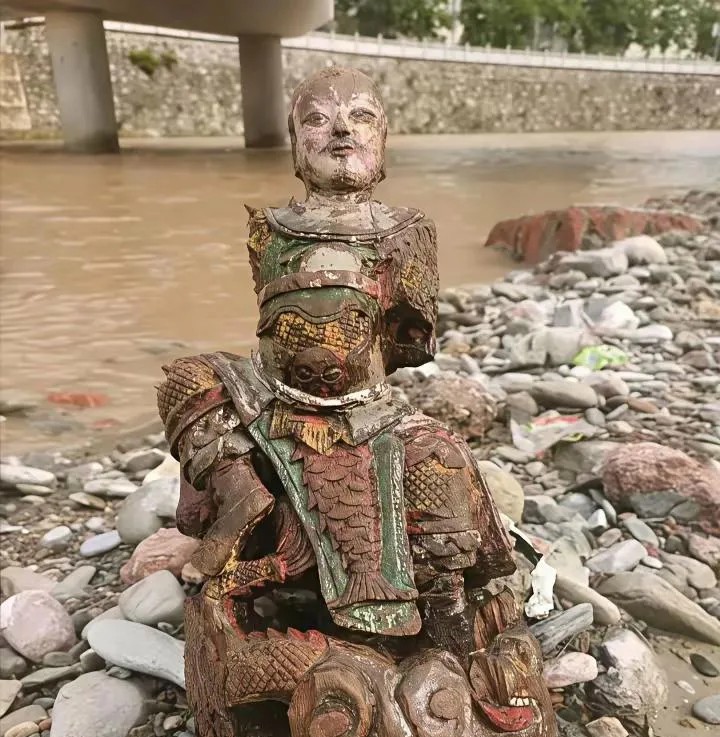 河水退了冲刷出来这个，不知道是啥