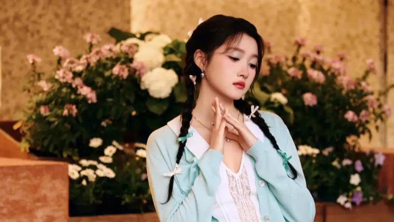 关晓彤晚霞下的薄荷甜！双马尾+温柔笑，网友：氛围组少女锁死！