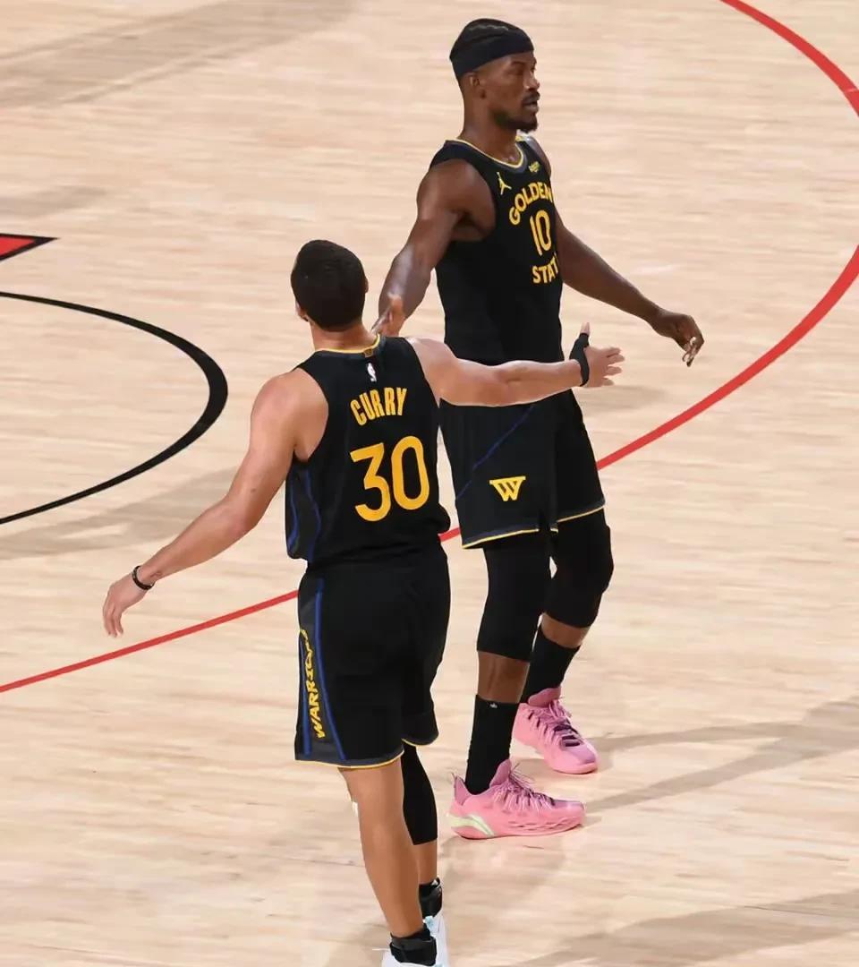#NBA季后赛# 最新战报
北京时间5月5日，刚刚结束一场2025NBA季后赛西