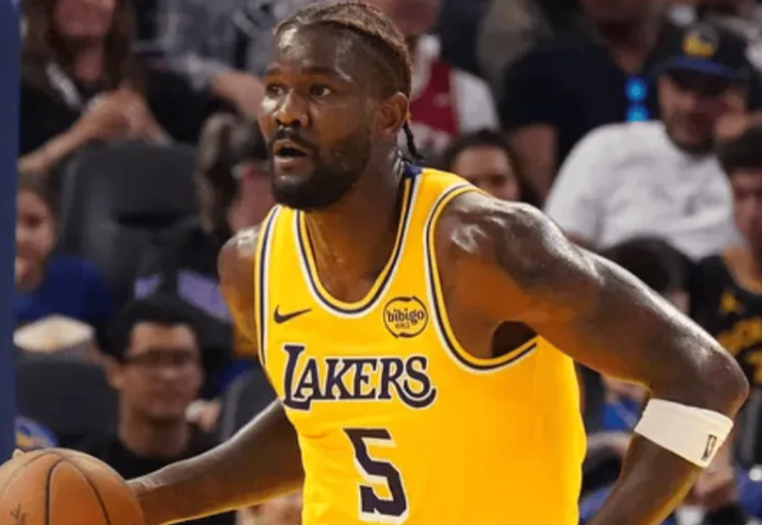 湖人官方更新了球队明天与独行侠比赛的伤病报告。
其中德安德烈-艾顿右膝挫伤，明天