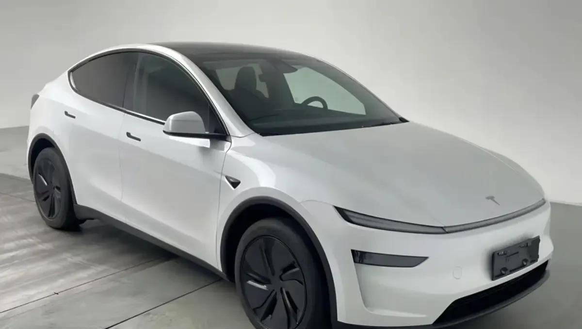 廉价版的Model Y，也太廉价了吧！织物座椅，没有大天窗，没有智能化。
特斯拉