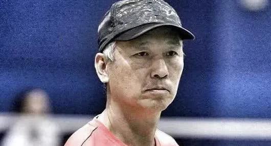 田秉毅是真的接受自己慢慢老去的事实的，头发白了也不染。很多运动员，因为长期出现子