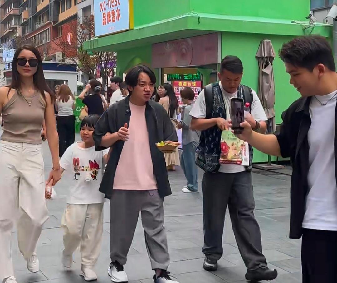 身高163 的王祖蓝站在人群中好小一只，他领着老婆和孩子边逛街边玩，感觉女儿没有