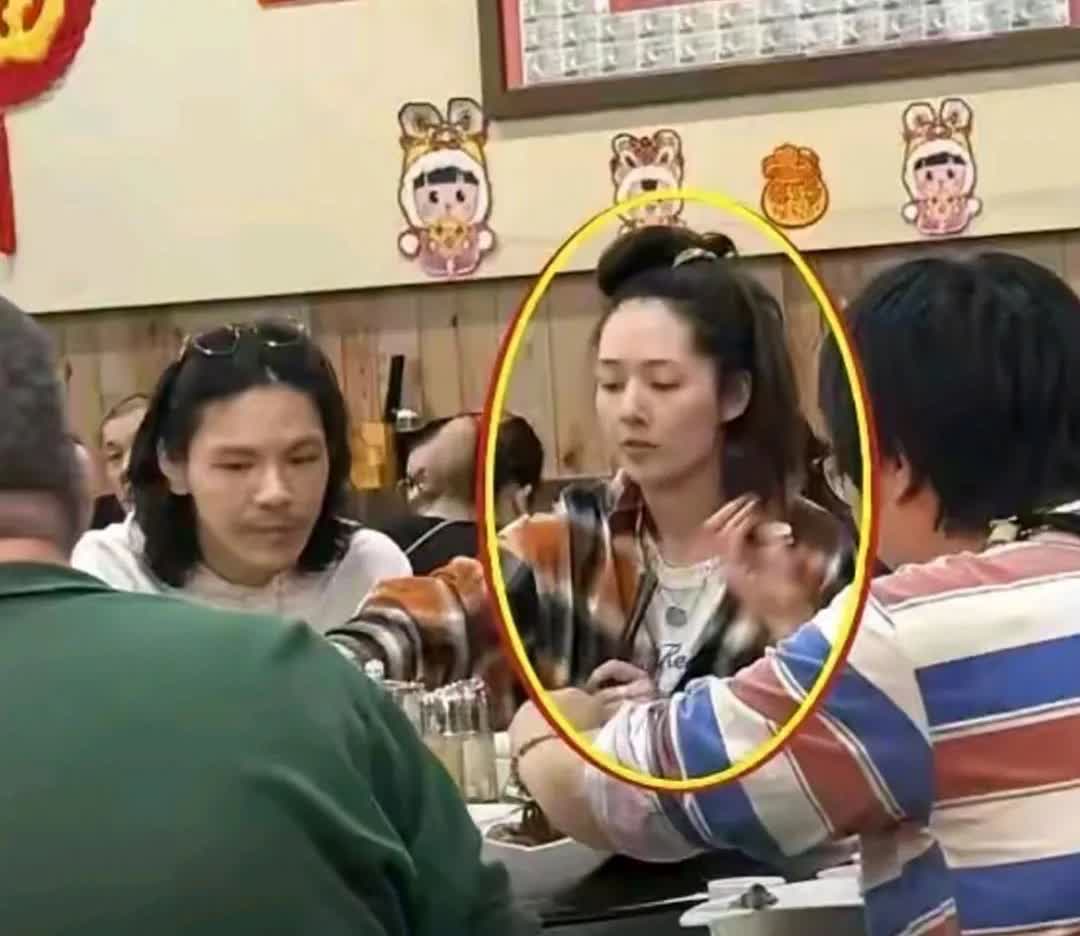 哇塞，素颜出镜的郭碧婷几乎认不出来啦！

画面中的郭碧婷长发随意挽起，皮肤发