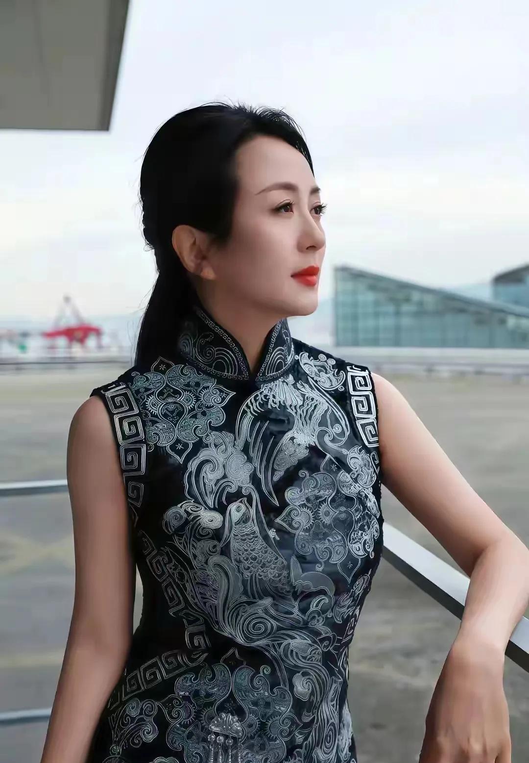 杨童舒这些年依然好养眼啊！穿旗袍的样子真美！
杨童舒五官端正，给人不一样的美！这