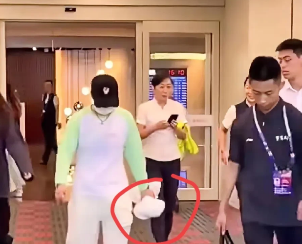 莎莎落地新疆，
全网都在讨论她身上这件衣服，
有没有人注意到她手上的这件，
实话