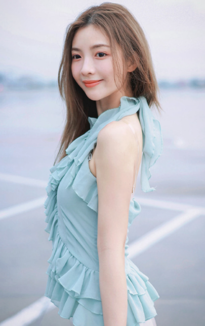 许杨玉琢最新机场造型，淡蓝轻纱，青春柔美
