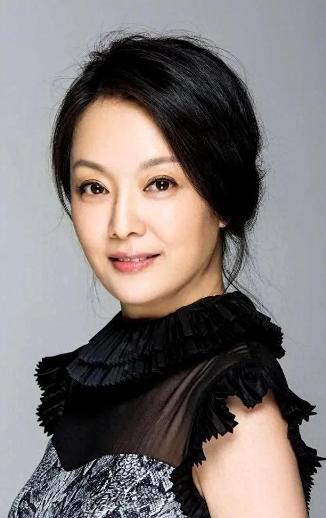 影后于慧：岁月是把杀猪刀？
不是保鲜膜！
说起娱乐圈的“双料影后”于慧，您脑海中