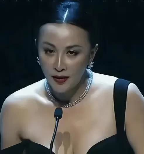 刘嘉玲大秀美胸
最近，刘嘉玲参加一商务活动，大秀美胸，秀爆了无数女人男人的眼。