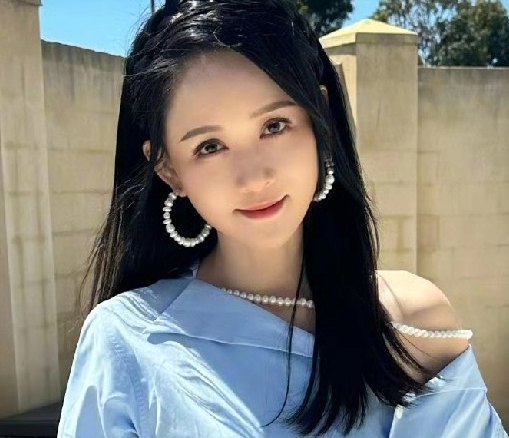 另一张照片里
她手捧花束，穿着白T黑裙，笑容灿烂，状态好到让人不敢相信她已经47