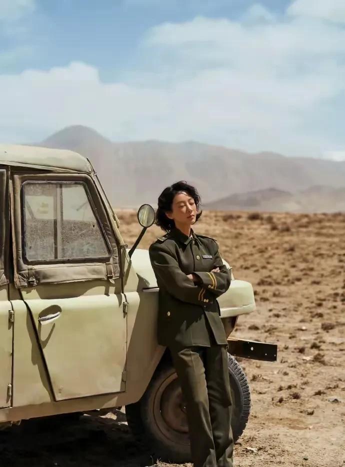 杨紫终于突破自我形象了，
不再是千篇一律的古偶女神，
而是庄重素雅的高原女警，