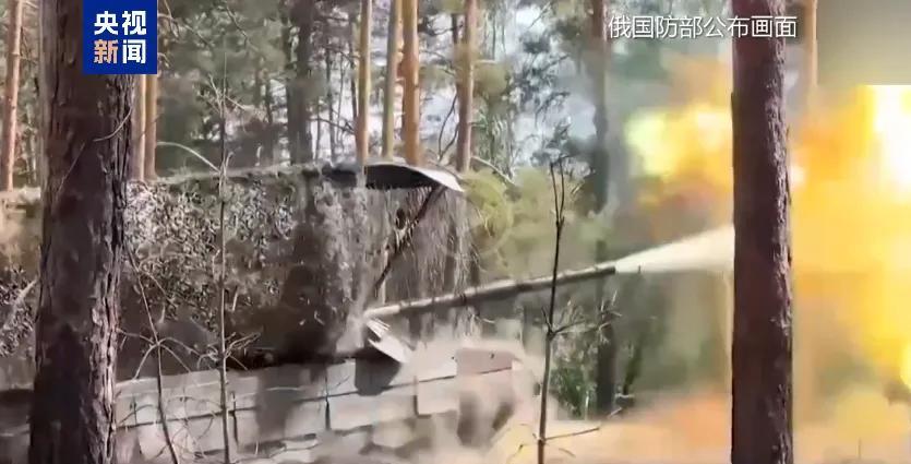 【俄称打击乌军用机场，击落了6枚航空炸弹和349架无人机；乌称前线地区发生38次