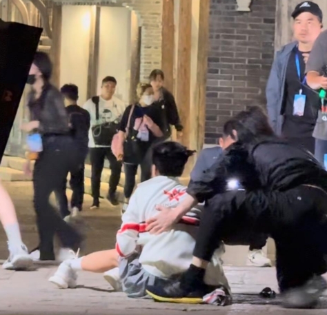 那英综艺录制遇意外，网友呼吁关注艺人安全

近日，一段那英参加综艺录制的视频流出