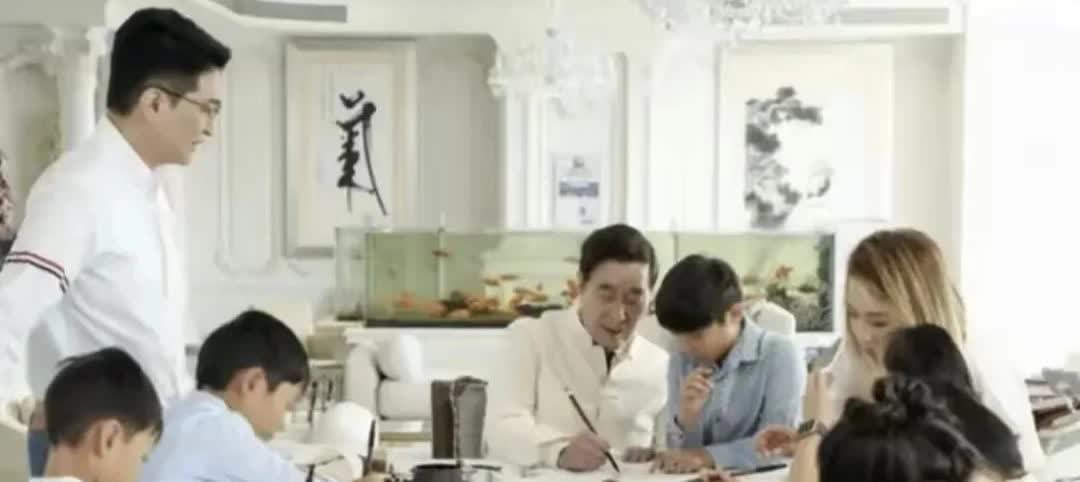 徐子淇看起来真的比李家诚更迎合李兆基呢。李兆基生前的时候，喜欢写毛笔字，喜欢教后