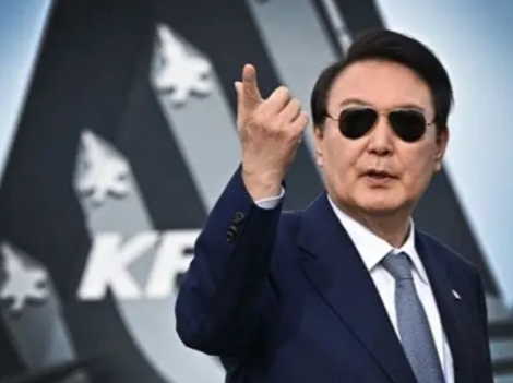 尹锡悦拒捕撒泼打滚！2.5小时对峙，狱警拉不动

独检组称，这是出于安全考虑的暂