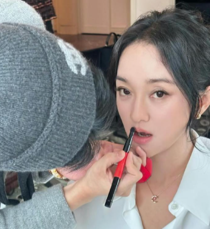 周迅化妆时的照片暴露了她的真实颜值，大眼睛的女星真的容易显老。
虽然她的身材保持