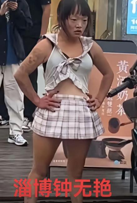 #淄博王府井广场女子砸车事件##淄博街头砸车风波#5月21日下午，在山东刘博王府