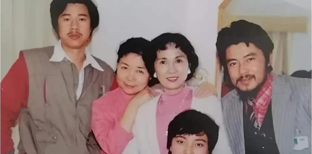 左二是田华老师，那其余四位明星演员是谁呢？尤其想知道左右两侧的男演员，麻烦告知啦