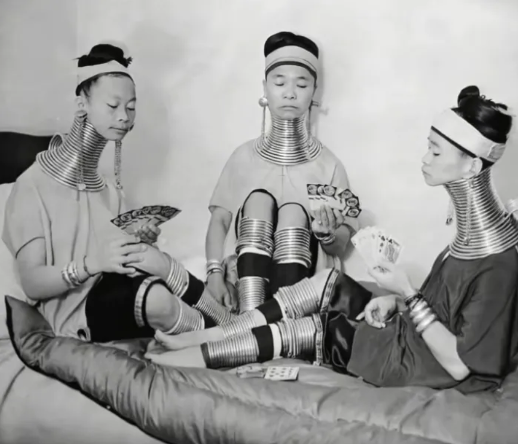1935年三个缅甸妇女应邀到伦敦，英国人却把她们当作为三件展品放在博物馆展出。