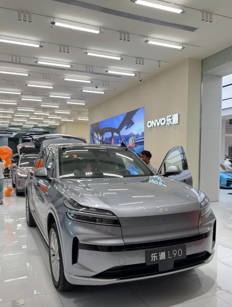 这次蔚来赢麻了，今天上车体验了一下确实不错
1，座椅厚软舒适，方向盘拼色样式手感