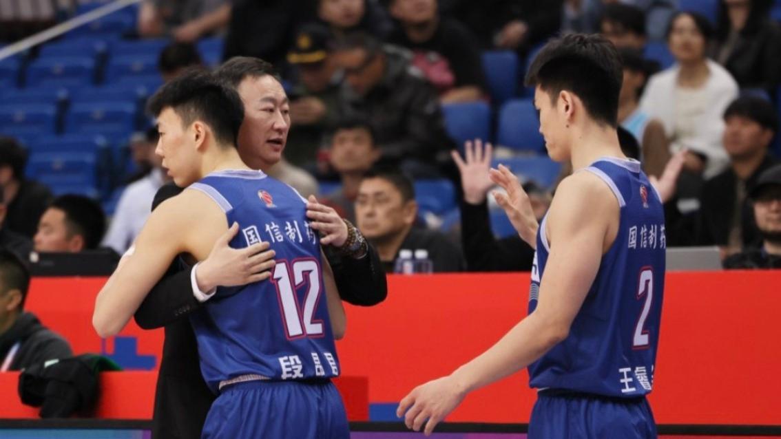 青岛男篮主场奏凯歌，刘维伟喜提三大好消息