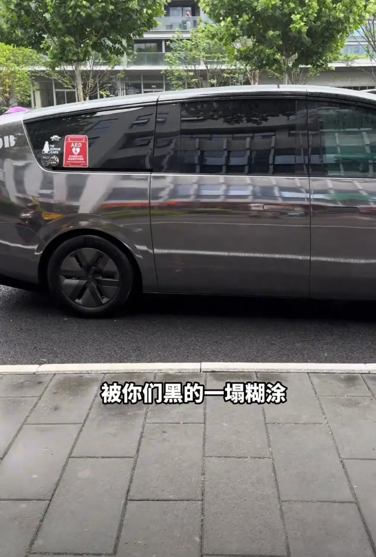 中国自己真正搞自主设计的、原创设计的理想Mega被你们黑的一塌糊涂。现在Mega