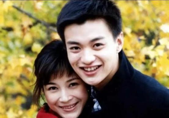 2011年，亿万富豪周旭辉瞒着结发妻子向周一围女友童蕾求爱，童蕾面对金钱的攻势，
